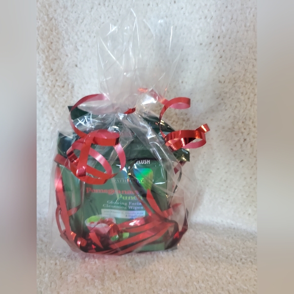 Pomergranate Punch Facial Mask Gift Set - Picture 3 of 8